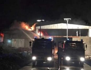 Πυρκαγιά ξέσπασε σε αποθήκη βιομηχανίας κοντά στην πόλη Παβία, στον ιταλικό Βορρά (φωτό)
